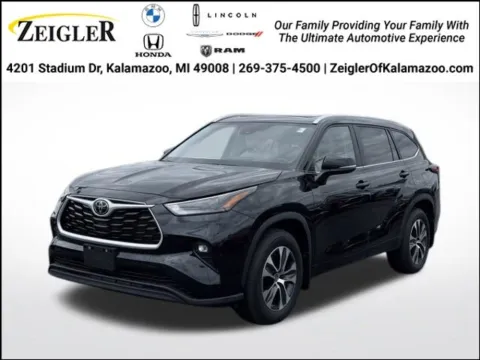 Black 2023 Toyota Highlander XLE for sale in Kalamazoo, MI