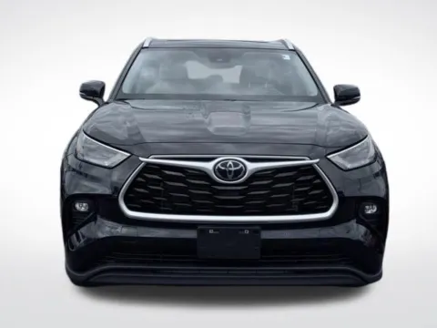 Photos of 2023 Toyota Highlander XLE for sale in Kalamazoo, MI at Zeigler BMW of Kalamazoo