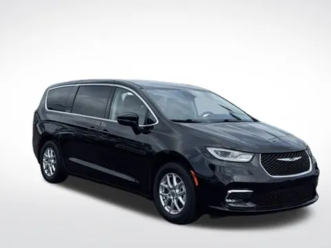 More photos of 2023 Chrysler Pacifica Touring L at Zeigler BMW of Kalamazoo, MI
