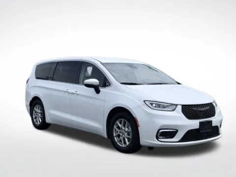 More photos of 2023 Chrysler Pacifica Touring L at Zeigler BMW of Kalamazoo, MI