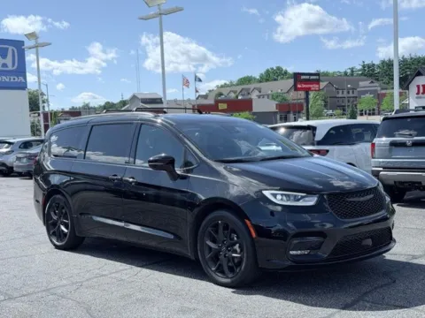 More photos of 2025 Chrysler Pacifica Limited at Zeigler BMW of Kalamazoo, MI