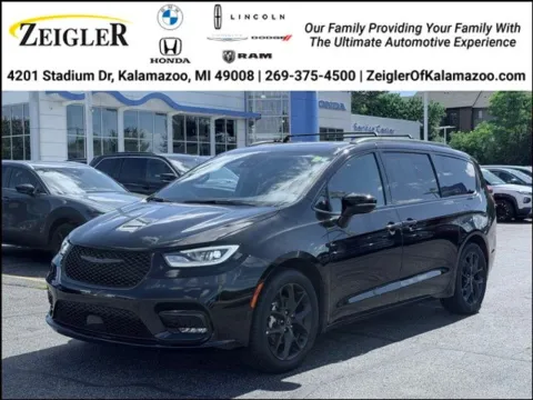 Black 2025 Chrysler Pacifica Limited for sale in Kalamazoo, MI