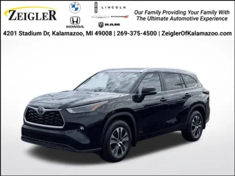 Black 2024 Toyota Highlander Hybrid XLE for sale in Kalamazoo, MI