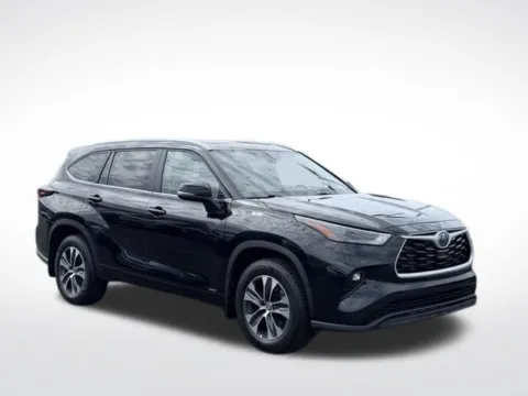 More photos of 2024 Toyota Highlander Hybrid XLE at Zeigler BMW of Kalamazoo, MI