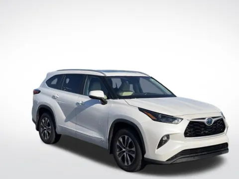 Photos of 2023 Toyota Highlander Hybrid XLE for sale in Kalamazoo, MI at Zeigler BMW of Kalamazoo