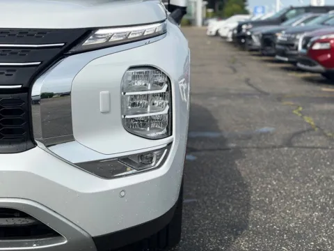 More photos of 2024 Mitsubishi Outlander SE at Zeigler BMW of Kalamazoo, MI