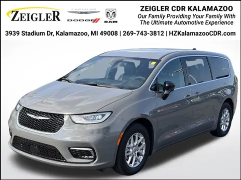 Gray 2025 Chrysler Pacifica Select for sale in Kalamazoo, MI
