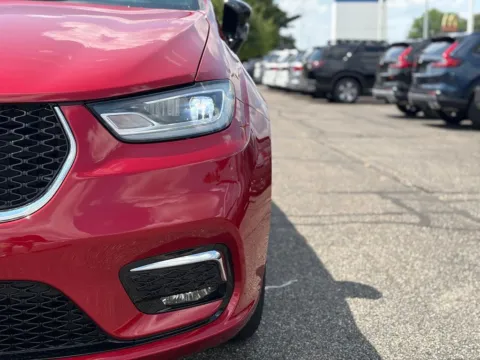 More photos of 2025 Chrysler Pacifica Select at Zeigler BMW of Kalamazoo, MI