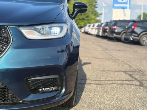 More photos of 2025 Chrysler Pacifica Limited at Zeigler BMW of Kalamazoo, MI
