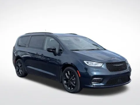 More photos of 2025 Chrysler Pacifica Limited at Zeigler BMW of Kalamazoo, MI