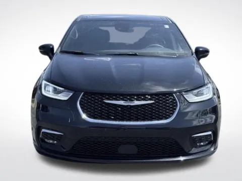 Photos of 2025 Chrysler Pacifica Select for sale in Kalamazoo, MI at Zeigler BMW of Kalamazoo