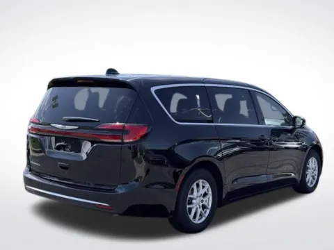 More photos of 2025 Chrysler Pacifica Select at Zeigler BMW of Kalamazoo, MI
