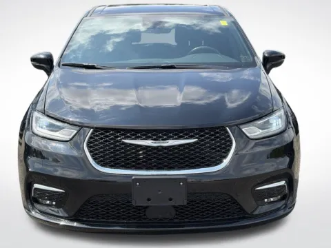 More photos of 2025 Chrysler Pacifica Select at Zeigler BMW of Kalamazoo, MI