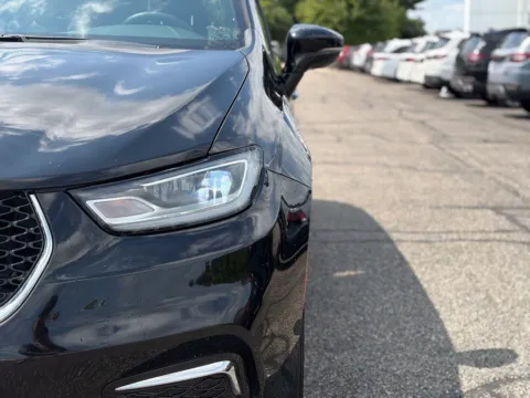 More photos of 2025 Chrysler Pacifica Select at Zeigler BMW of Kalamazoo, MI