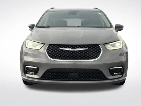 More photos of 2022 Chrysler Pacifica Touring L at Zeigler BMW of Kalamazoo, MI