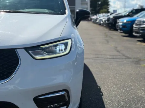 More photos of 2025 Chrysler Pacifica Select at Zeigler BMW of Kalamazoo, MI
