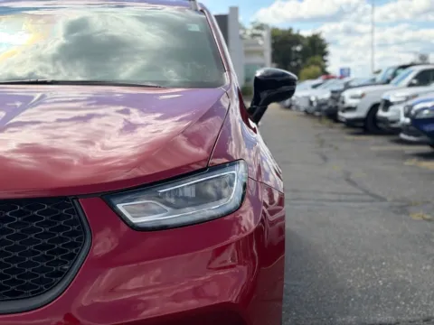 More photos of 2025 Chrysler Pacifica Limited at Zeigler BMW of Kalamazoo, MI