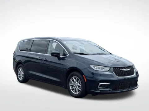 More photos of 2025 Chrysler Pacifica Select at Zeigler BMW of Kalamazoo, MI