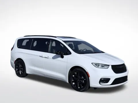 More photos of 2025 Chrysler Pacifica Limited at Zeigler BMW of Kalamazoo, MI
