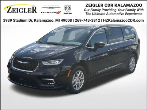 Black 2025 Chrysler Pacifica Select for sale in Kalamazoo, MI