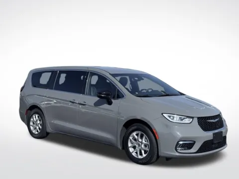 More photos of 2025 Chrysler Pacifica Select at Zeigler BMW of Kalamazoo, MI