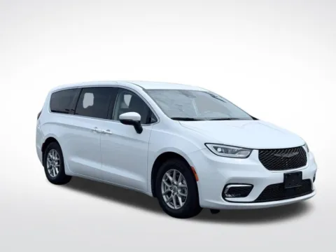 More photos of 2025 Chrysler Pacifica Select at Zeigler BMW of Kalamazoo, MI