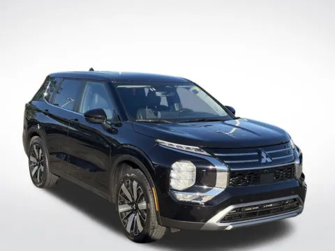 Photos of 2025 Mitsubishi Outlander SE for sale in Kalamazoo, MI at Zeigler BMW of Kalamazoo