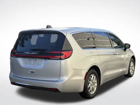 More photos of 2024 Chrysler Pacifica Touring L at Zeigler BMW of Kalamazoo, MI