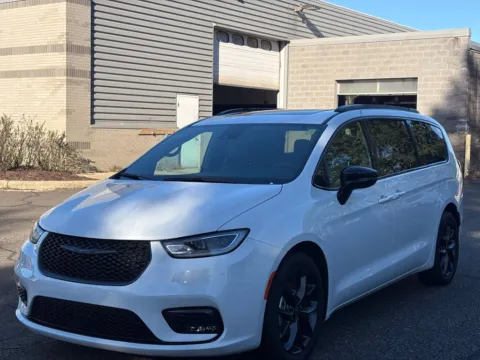 Photos of 2026 Chrysler Pacifica Limited for sale in Kalamazoo, MI at Zeigler BMW of Kalamazoo