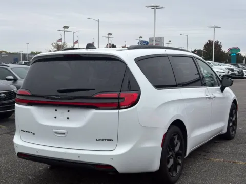 More photos of 2025 Chrysler Pacifica Limited at Zeigler BMW of Kalamazoo, MI