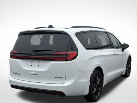 More photos of 2025 Chrysler Pacifica Limited at Zeigler BMW of Kalamazoo, MI