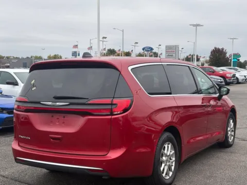 More photos of 2025 Chrysler Pacifica Select at Zeigler BMW of Kalamazoo, MI
