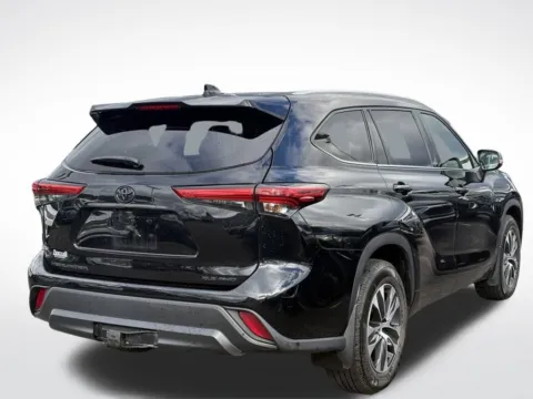 More photos of 2022 Toyota Highlander XLE at Zeigler BMW of Kalamazoo, MI