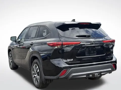 Another view of 2022 Toyota Highlander XLE for sale in Kalamazoo, MI at Zeigler BMW of Kalamazoo