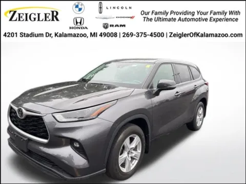 Gray 2022 Toyota Highlander LE for sale in Kalamazoo, MI