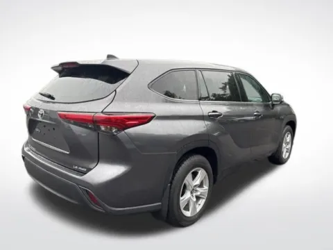 More photos of 2022 Toyota Highlander LE at Zeigler BMW of Kalamazoo, MI