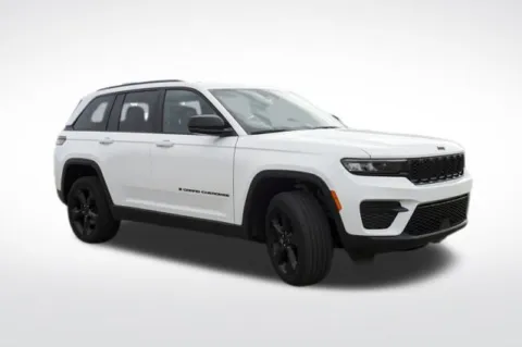 More photos of 2023 Jeep Grand Cherokee Altitude at Zeigler BMW of Kalamazoo, MI