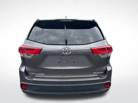 More photos of 2017 Toyota Highlander at Zeigler BMW of Kalamazoo, MI