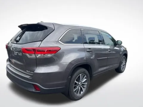 More photos of 2017 Toyota Highlander at Zeigler BMW of Kalamazoo, MI