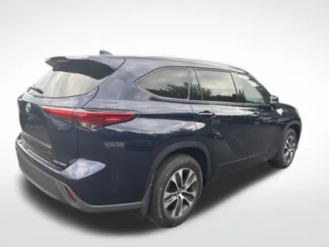 More photos of 2022 Toyota Highlander XLE at Zeigler BMW of Kalamazoo, MI