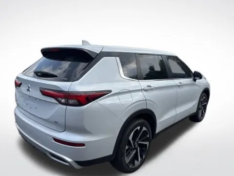 More photos of 2022 Mitsubishi Outlander at Zeigler BMW of Kalamazoo, MI
