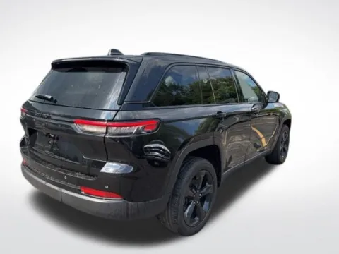 More photos of 2022 Jeep Grand Cherokee Altitude at Zeigler BMW of Kalamazoo, MI