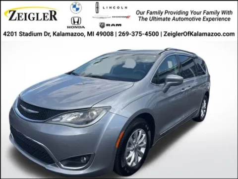 Silver 2018 Chrysler Pacifica Touring L for sale in Kalamazoo, MI