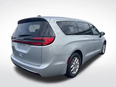 More photos of 2024 Chrysler Pacifica Touring L at Zeigler BMW of Kalamazoo, MI