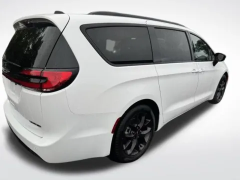 More photos of 2025 Chrysler Pacifica Limited at Zeigler BMW of Kalamazoo, MI