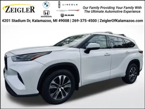 White 2022 Toyota Highlander XLE for sale in Kalamazoo, MI