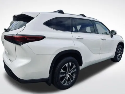 More photos of 2022 Toyota Highlander XLE at Zeigler BMW of Kalamazoo, MI