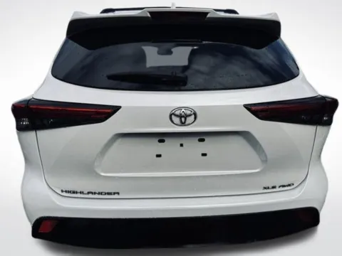 More photos of 2022 Toyota Highlander XLE at Zeigler BMW of Kalamazoo, MI