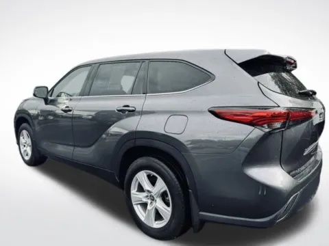 More photos of 2022 Toyota Highlander LE at Zeigler BMW of Kalamazoo, MI