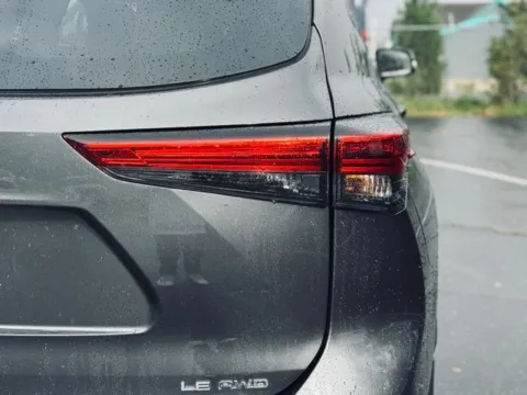 More photos of 2022 Toyota Highlander LE at Zeigler BMW of Kalamazoo, MI